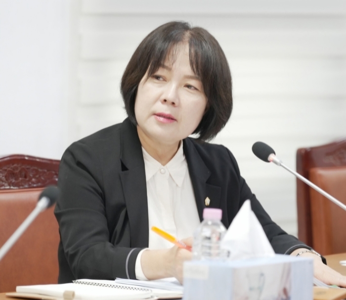 이순천 의원이 행정사무감사에서  웅상지역 외국인·다문화 지원체계를 강화해야 된다고 발언하고 있다.