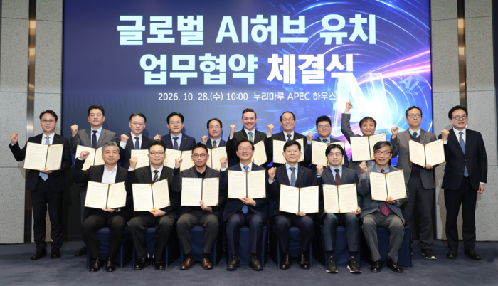 부산시 AI 대전환 비전 선포식 기념촬영 모습(앞줄 가운데 전재수 부산시장). 부산시 제공
