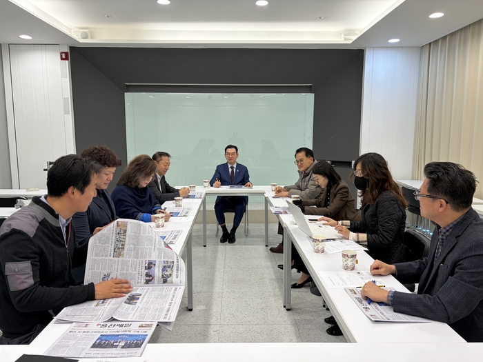 울산매일신문 10월 독자권익위원회가 29일 본사 대회의실에서 열려 위원들은 10월 한 달간 본지 지면과 UTV 영상 콘텐츠 등을 점검하고 지역 현안에 대한 의견을 제시했다.