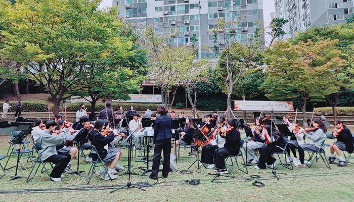 범서중 학생 악단 ‘필하모니 오케스트라’ 학생들이 29일 구영 공원에서 연주를 하고있다. 울산교육청 제공