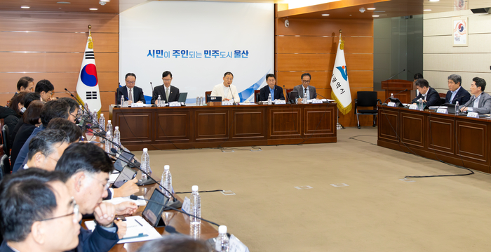 11월 월간업무계획 보고 회의가 열린 29일 울산시청 상황실에서 김상욱 울산시장, 서남교 행정부시장, 신민식 경제부시장을 비롯한 간부 공무원들이 주요 현안 등을 논의하고 있다. 최지원 기자