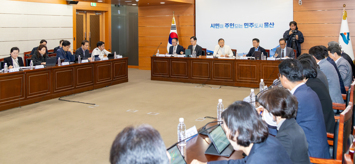 김상욱 울산시장은 29일 열린 11월 월간 업무계획 보고에서 정부의 항만공사 통합과 관련해 울산항의 암모니아 생산·유통·벙커링 기능 유지를 협조 조건으로 내걸고, 해당 기능이 침해될 경우 공식 반대하겠다는 방침을 밝혔다. 최지원 기자