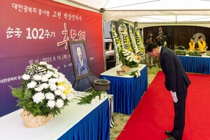 박상진 의사 순국 102주기 추모제서 헌화하는 울산시 박천동 북구청장