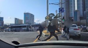 "앗 지각이다" 등굣길에 차 사이로 무단횡단하는 학생들... 하지만 계도뿐