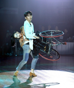 '남매 케미'로 최고의 무대··· 어둠에 맞서 한계 극복···