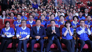 더불어민주당 정청래 총괄상임선거대책위원장과 한병도 공동상임선대위원장, 이시종 공동상임선대위원장이 3일 국회 의원회관에 마련한 제9회 전국동시지방선거·국회의원 재보궐선거 개표상황실에서 출구조사 결과를 지켜보고 있다. 연합뉴스