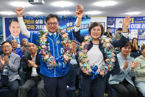 더불어민주당 이동권 울산 북구청장 후보가 3일 자신의 선거사무소에서 당선이 확실시 되자 배우자 이영희 씨와 꽃목걸이를 걸고 환호하고 있다. 울산사진공동취재단