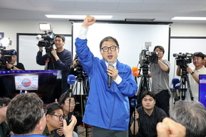 더불어민주당 김상욱 울산시장 후보가 3일 울산시 남구 자신의 선거사무소에서 당선이 확실시되자 당원들에게 각오를 전하고 있다. 울산사진공동취재단