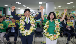 조용식 울산시교육감 후보가 3일 자신의 선거사무소에서 당선이 확실시되자 배우자 옥미선 씨와 꽃다발을 목에 걸고 환호하고 있다. 울산사진공동취재단