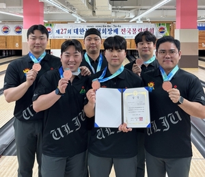 울주군청 볼링팀이 지난 4일부터 오는 12일까지 9일간 전주 파인트리 볼링경기장에서 열린 ‘제27회 대한볼링협회장배 전국볼링대회’ 남자일반부 경기에서 5개의 메달을 수확한 가운데 선수들이 5인조전 동메달 획득 후 기념촬영을 하고 있다.