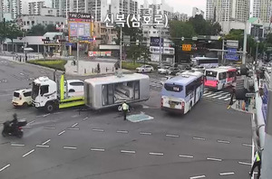 울산 신복교차로서 대형카라반 전복