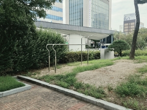 울산시청 앞마당 화단에 때아닌 평행봉 설치 논란
