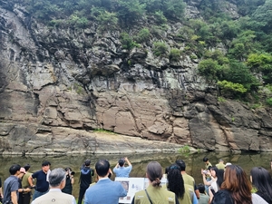 물에 잠기는 반구대 암각화…울산시, 초분광 기술로 오염 살핀다